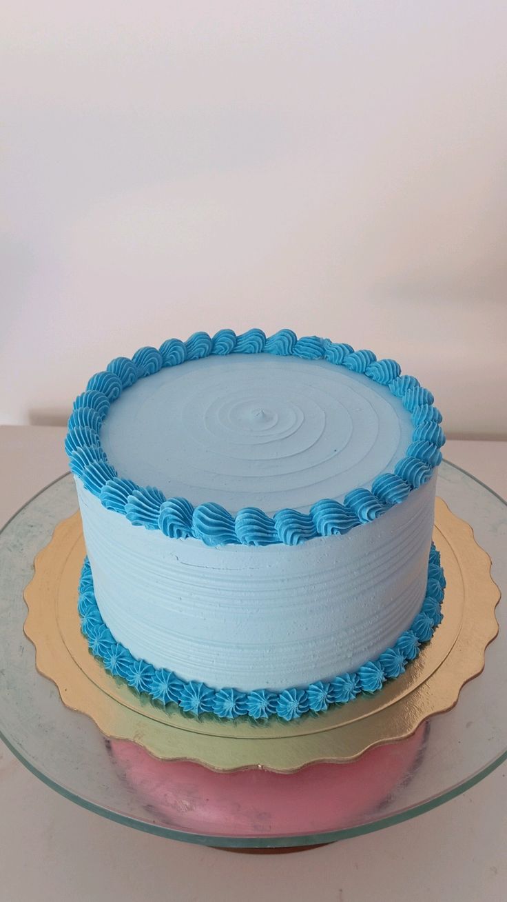 Bolo azul claro com decoração simples e elegante