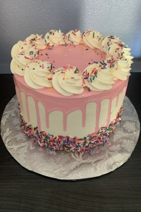 Bolo rosa com drip e cobertura de chantilly branco